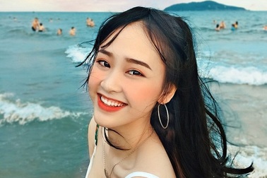 Á khôi sinh viên Việt Nam vừa xinh đẹp vừa học giỏi Văn