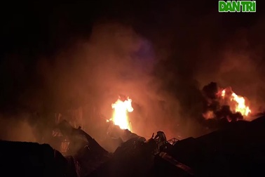 Kho chứa vải cạnh chợ Ninh Hiệp cháy dữ dội nhiều tiếng