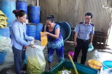 Măng chua ngâm tẩy, dầu cọ chứa chất nhuộm gây ung thư