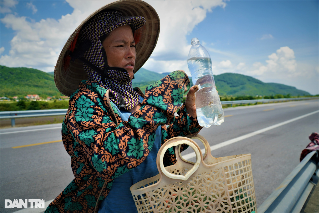 Ngâm nước, đội nắng nóng đi giật lùi mưu sinh - 9 Ngâm nước, đội nắng nóng đi giật lùi mưu sinh - 9