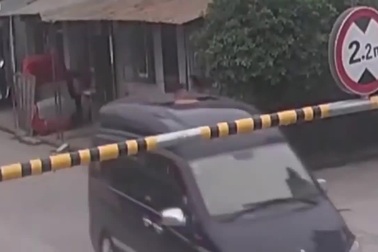 Cậu bé gặp tai nạn vì thò đầu ra khỏi cửa sổ trời khi xe đang chạy