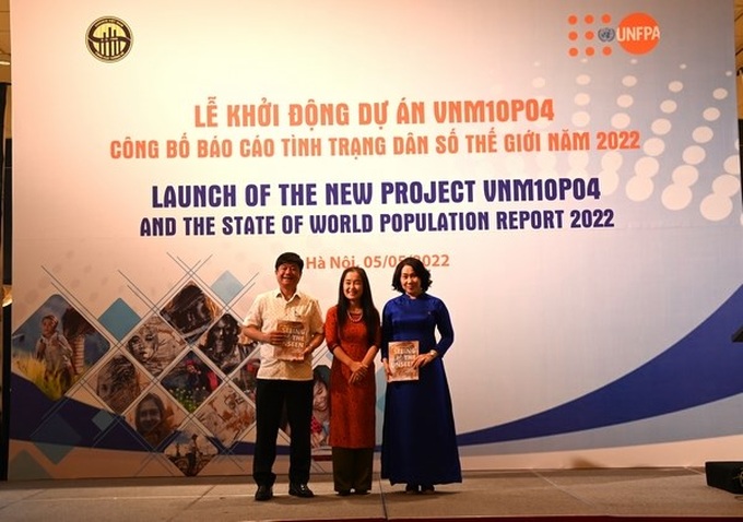 Bà Naomi Kitahara, Trưởng đại diện UNFPA tại Việt Nam trao tặng đại diện Tổng cục Thống kê và Bộ Y tế báo cáo tình trạng dân số thế giới năm 2022.