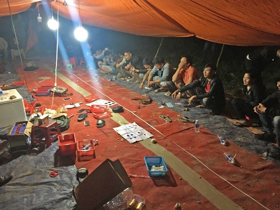 “Đột kích” sòng bạc khủng trong vườn điều, thu giữ hàng trăm triệu đồng - 1 “Đột kích” sòng bạc khủng trong vườn điều, thu giữ hàng trăm triệu đồng - 1