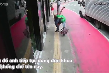 Võ sư có mặt kịp thời, dạy cho tên cướp một bài học nhớ đời