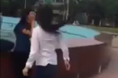 Xuất hiện clip nữ sinh đánh nhau gây xôn xao