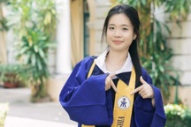 Nhận học bổng từ Chính phủ, nữ sinh chuyển ngay đến đồng bào vùng lũ