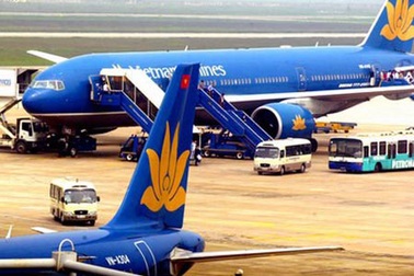 Tăng trần vé máy bay, lo ngại giá tiêu dùng "ăn theo"