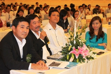 Sinh viên nghe doanh nhân chia sẻ kinh nghiệm làm giàu