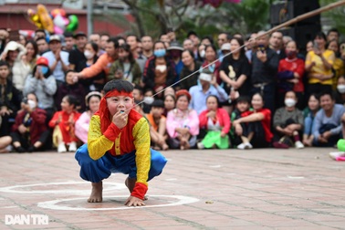 Độc lạ hội thi câu ếch, bắt lươn... để kén rể cho thiếu nữ ở Hà Nội