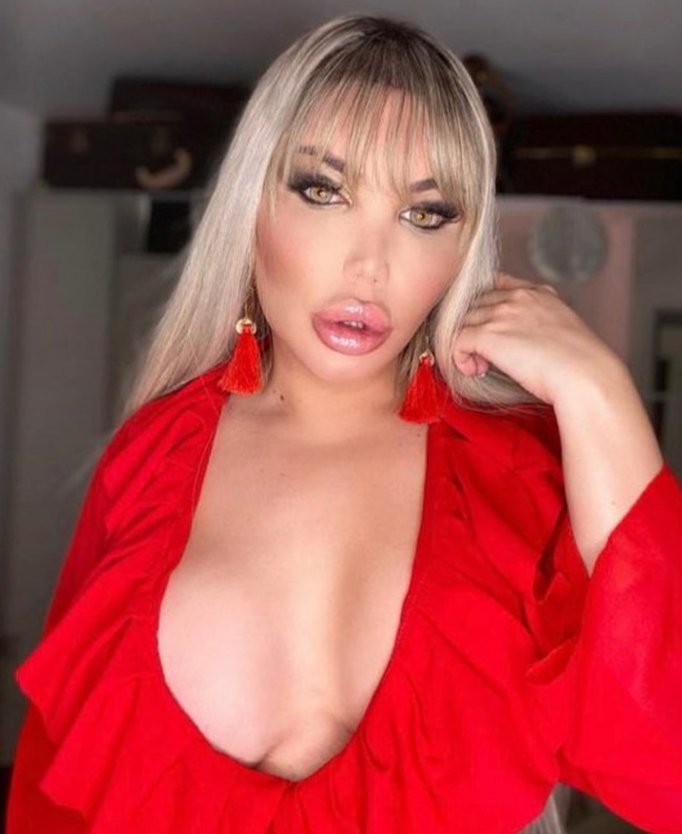 Ở nhà chống dịch, sao đua nhau khoe dáng gợi cảm - 7