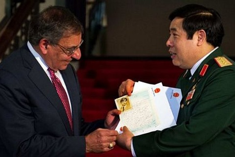 Bộ trưởng quốc phòng Việt-Mỹ trao đổi kỷ vật chiến tranh 