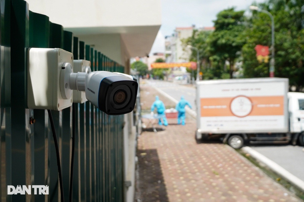Cận cảnh mắt thần hỗ trợ giám sát trong khu cách ly F1 ở Hà Nội - 3 Cận cảnh mắt thần hỗ trợ giám sát trong khu cách ly F1 ở Hà Nội - 3