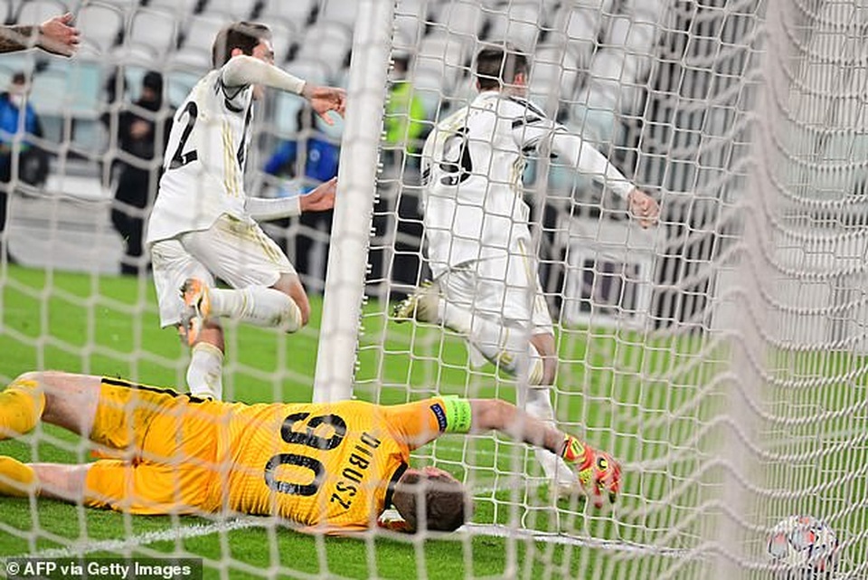 C.Ronaldo ghi bàn, Juventus giành vé đi tiếp ở Champions League - 8 C.Ronaldo ghi bàn, Juventus giành vé đi tiếp ở Champions League - 8