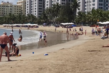 Du khách "say nắng" trên bãi biển, tản bộ trong mùa dịch Covid-19