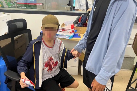 Bé trai một mình lọt lên tàu metro TPHCM, cha mẹ cuống cuồng đi tìm