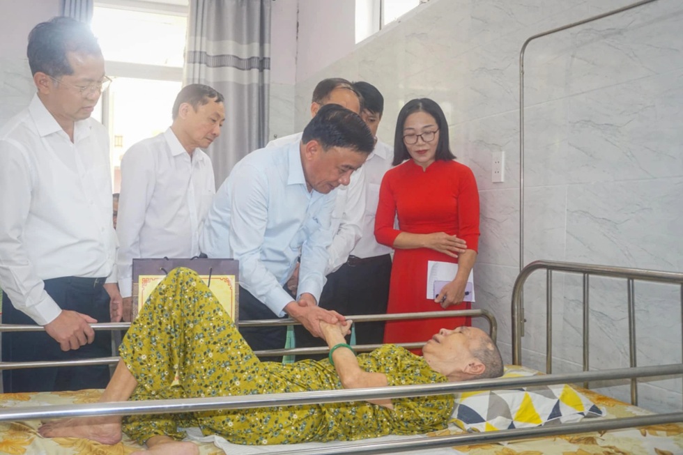 Thường trực Ban Bí thư thăm, tặng quà người có công tại Đà Nẵng - 1