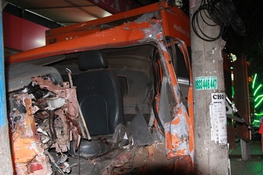 Xe chuyển phát nhanh tông 3 bà cháu rồi bỏ chạy