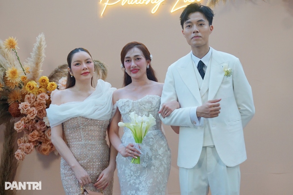 Lễ cưới Phương Lan Nhà bà Nữ: Chú rể bật khóc, Lý Nhã Kỳ nhận hoa cưới - 8 Lễ cưới Phương Lan Nhà bà Nữ: Chú rể bật khóc, Lý Nhã Kỳ nhận hoa cưới - 8