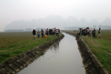 Phát hiện xác một phụ nữ trôi trên kênh   