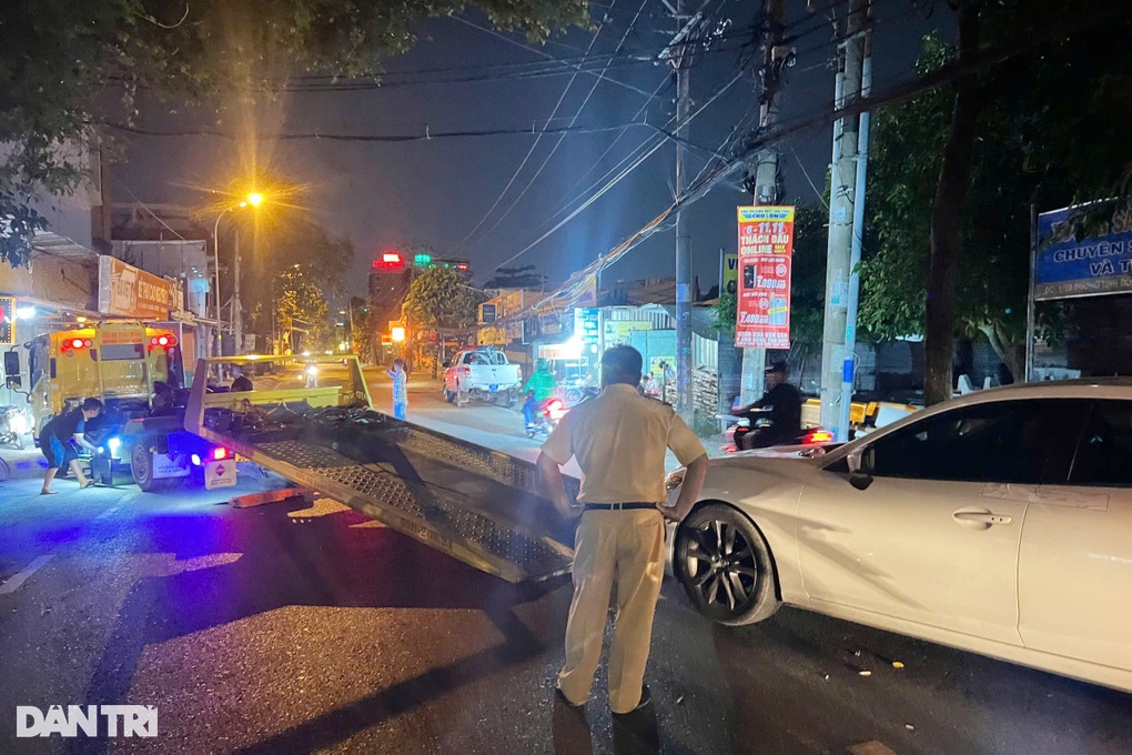 Tài xế có nồng độ cồn kịch khung gây tai nạn, chửi bới công an ở TPHCM - 2 Tài xế có nồng độ cồn kịch khung gây tai nạn, chửi bới công an ở TPHCM - 2