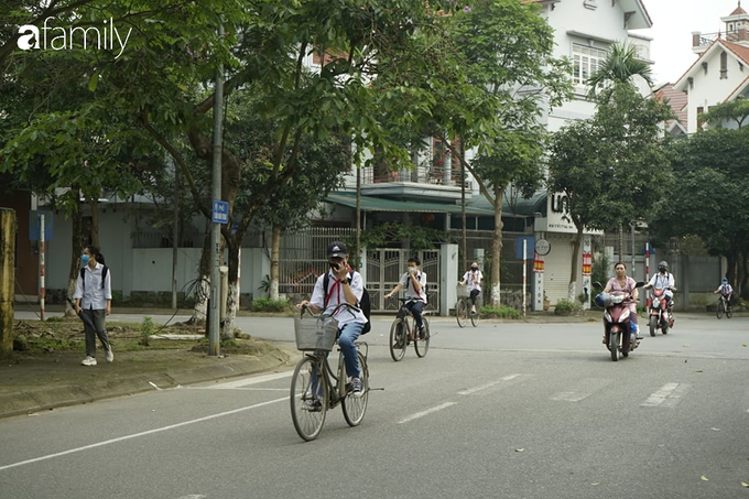 Học sinh háo hức đến trường sau 3 tháng nghỉ học: 100% đeo khẩu trang và được đo thân nhiệt ngay tại cổng trường - Ảnh 10.