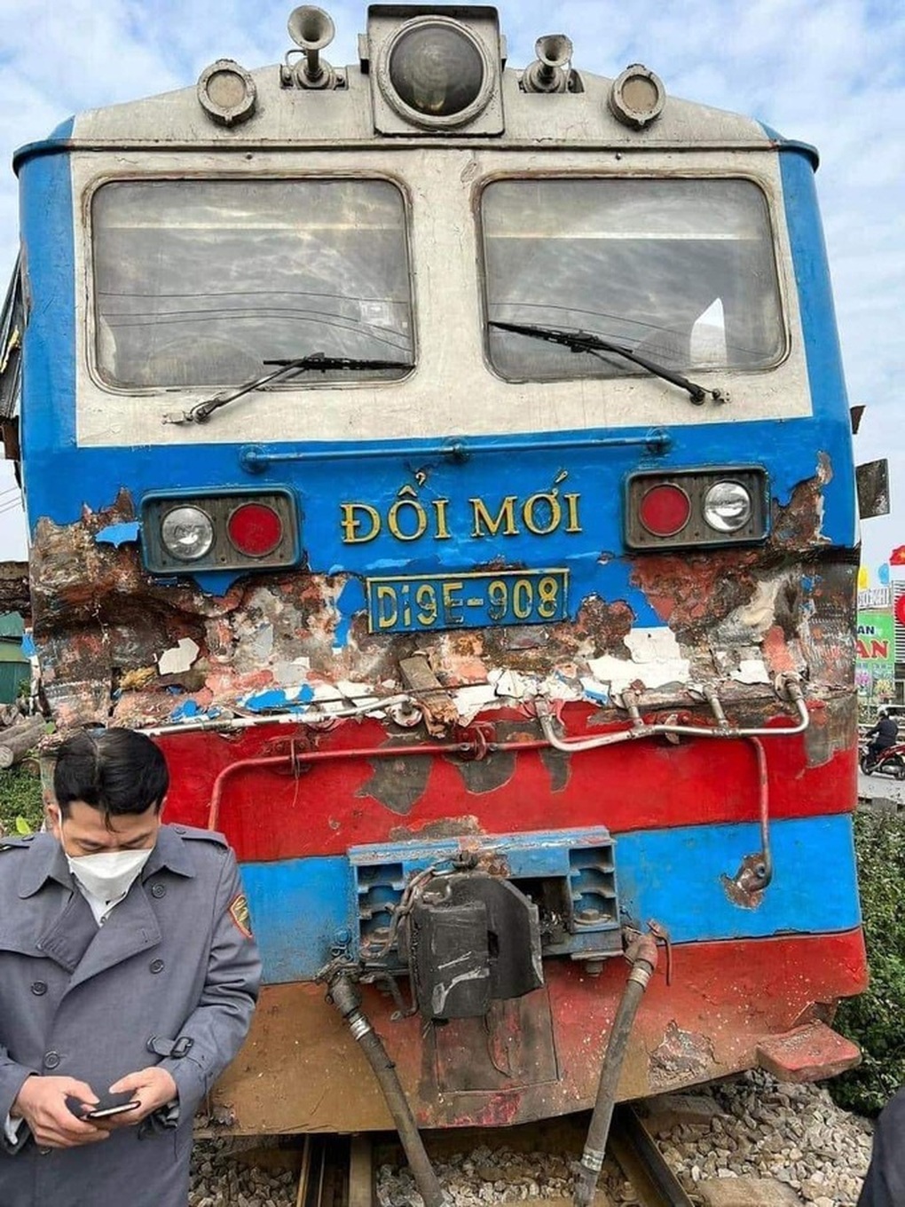Xe đầu kéo mắc kẹt trên đường sắt gây va chạm móp đầu tàu khách Bắc - Nam - 2 Xe đầu kéo mắc kẹt trên đường sắt gây va chạm móp đầu tàu khách Bắc - Nam - 2