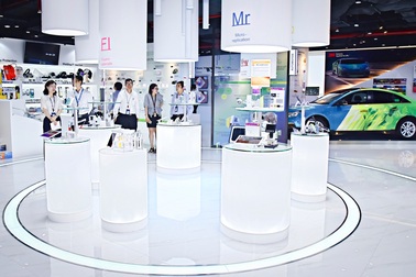 Người khổng lồ trăm tuổi với năng lượng sáng tạo không ngừng