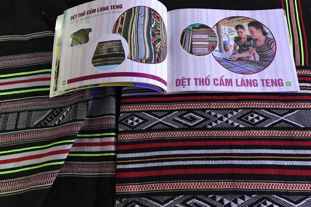 Phát triển nghề dệt thổ cẩm làng Teng - 2 Phát triển nghề dệt thổ cẩm làng Teng - 2