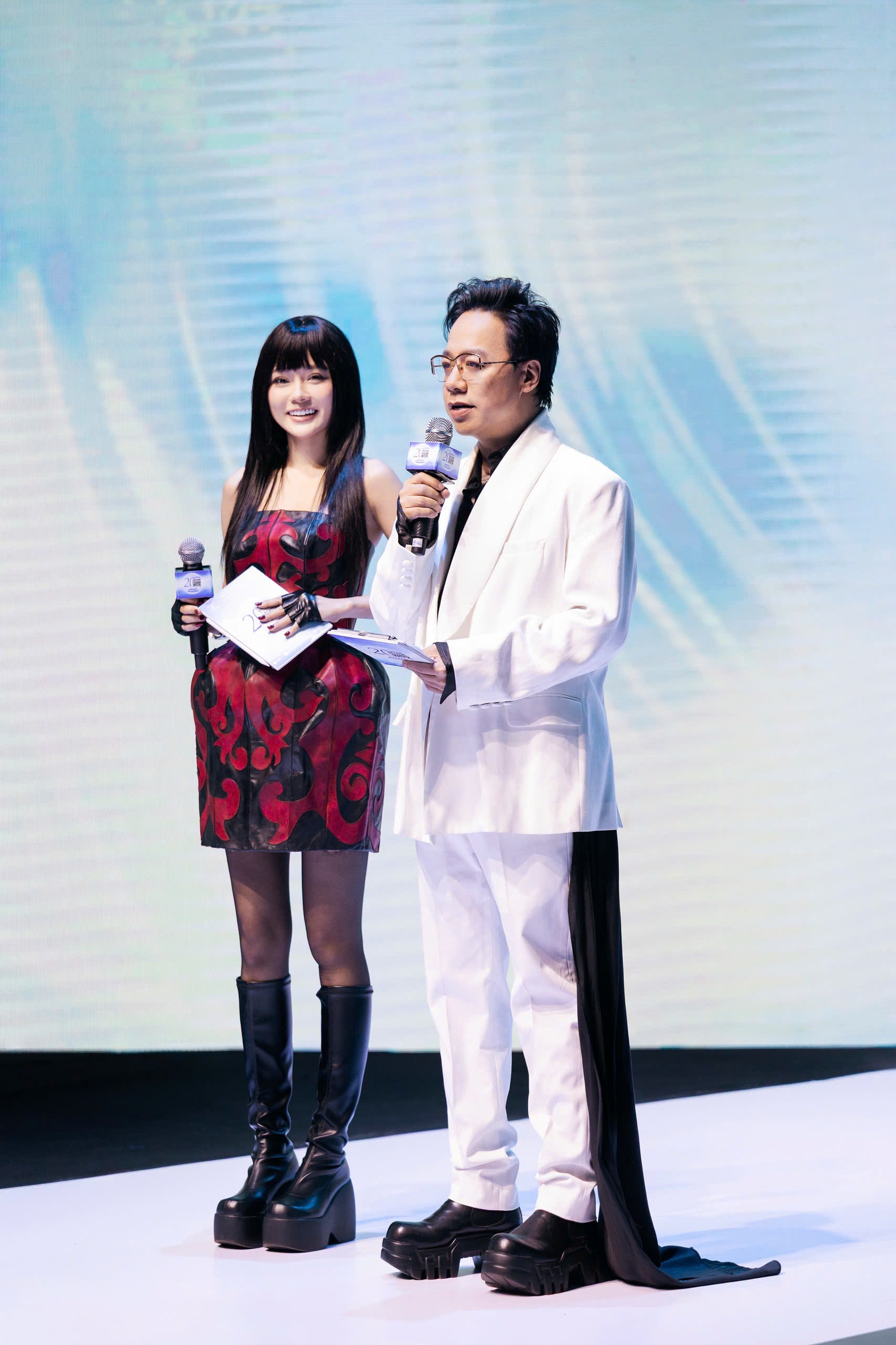 ពិធីករស្រីពីរភាសាដែលមានរូបរាងដូចតារាម៉ូដែលឈរលើវិថីសិល្បៈ - ៣ Nữ MC song ngữ có vóc dáng như người mẫu nổi bật trên sàn thời trang - 3