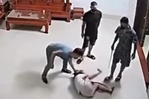 3 người đàn ông xông vào nhà đánh đập một phụ nữ giữa đêm