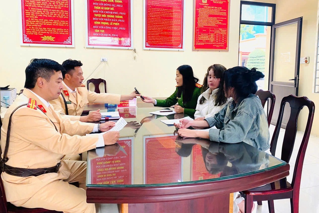 Cảnh sát giải cứu cô gái có ý định tự tử vì cãi nhau với người yêu - 1 Cảnh sát giải cứu cô gái có ý định tự tử vì cãi nhau với người yêu - 1