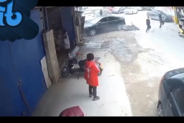 Mất bình tĩnh sau khi gây ra va chạm, tài xế gây tai nạn liên hoàn