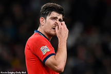 CĐV lại chế nhạo sai lầm của Harry Maguire khiến tuyển Anh suýt thua trận