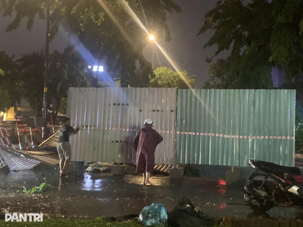 Cây đổ, đường ngập sau trận mưa dông ở TPHCM - 6 Cây đổ, đường ngập sau trận mưa dông ở TPHCM - 6