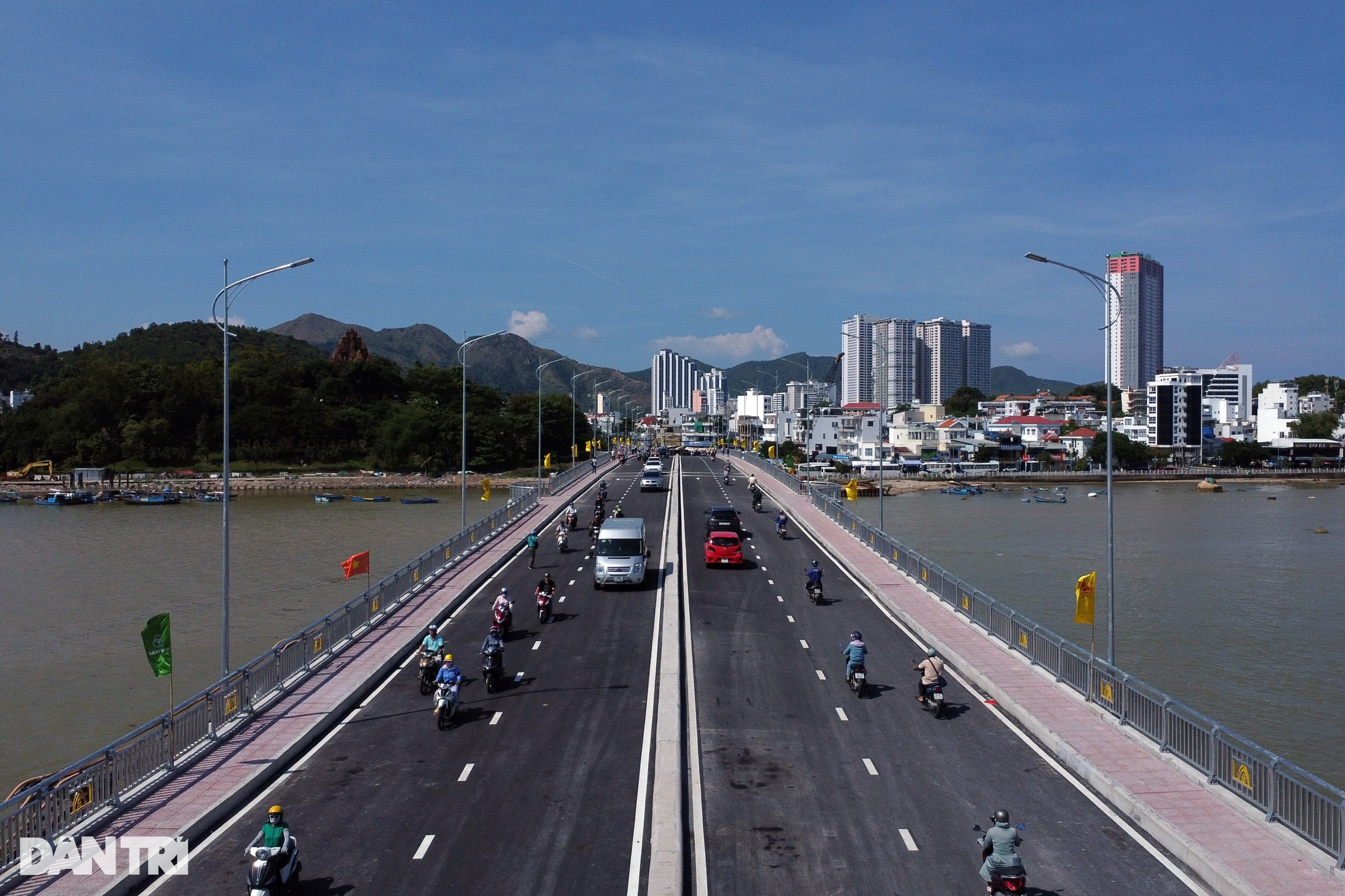 Thông xe cây cầu 250 tỷ đồng chạy qua trung tâm thành phố Nha Trang - 4 Thông xe cây cầu 250 tỷ đồng chạy qua trung tâm thành phố Nha Trang - 4