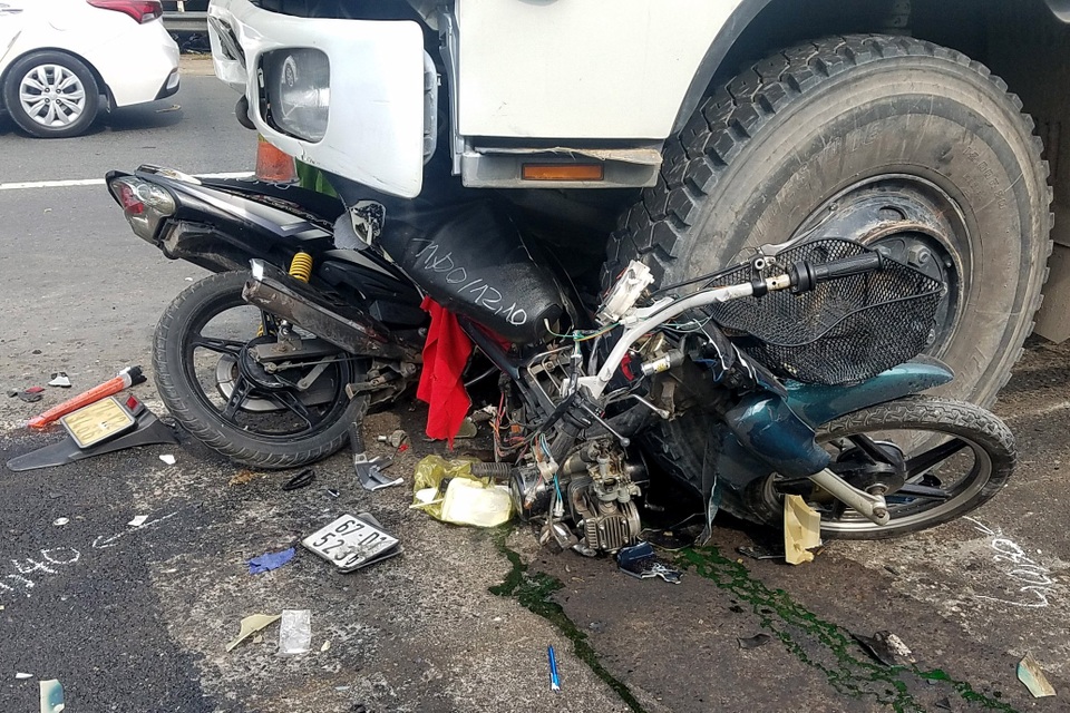 Xe ben lao vào nhóm công nhân trải nhựa đường, 1 người chết, 3 bị thương - 3 Xe ben lao vào nhóm công nhân trải nhựa đường, 1 người chết, 3 bị thương - 3