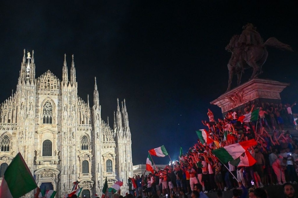 Cổ động viên Italia đi bão ăn mừng đội nhà vô địch Euro - 15 Cổ động viên Italia đi bão ăn mừng đội nhà vô địch Euro - 15