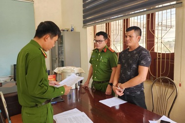 Tài xế xe đầu kéo không bằng lái, sử dụng ma túy còn đe dọa cả cảnh sát