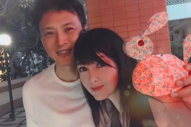 Châu Huệ Mẫn khoe ảnh hiếm hoi bên "ông xã" dịp tết Trung thu