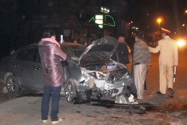 “Xế hộp” tan tành phần đầu vì mất lái 