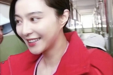 Phạm Băng Băng lấy tay che mặt sau tin đồn “dao kéo thẩm mỹ” mũi