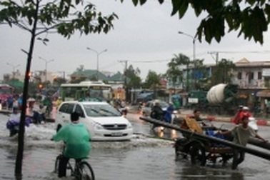 Mưa lớn và triều cường gây ngập lụt khắp TPHCM