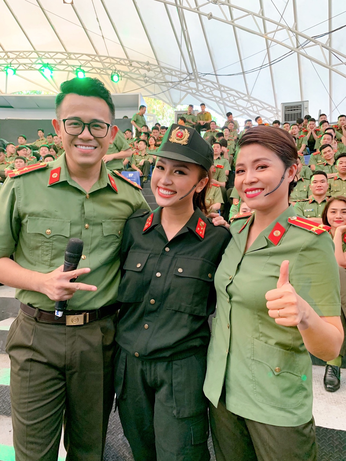 BTV Hoàng Linh Chúng tôi là chiến sĩ tiết lộ kỉ niệm xúc động dịp 22/12 - 12 BTV Hoàng Linh Chúng tôi là chiến sĩ tiết lộ kỉ niệm xúc động dịp 22/12 - 12