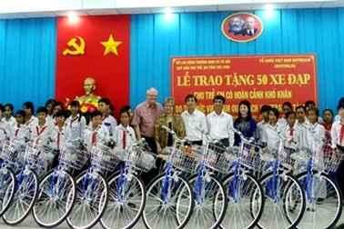 Trà Vinh: Trao tặng 50 xe đạp cho học sinh nghèo