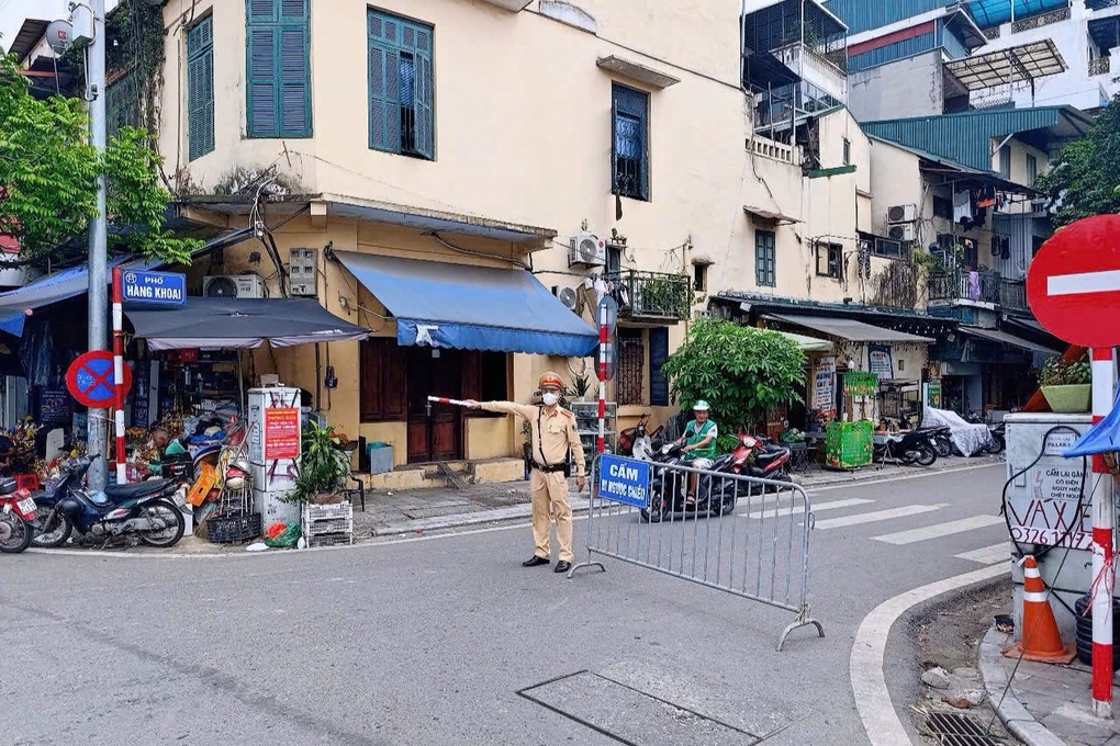 Đi ngược chiều vì ngại vòng xa, 21 người bị phạt tiền - 1 Đi ngược chiều vì ngại vòng xa, 21 người bị phạt tiền - 1