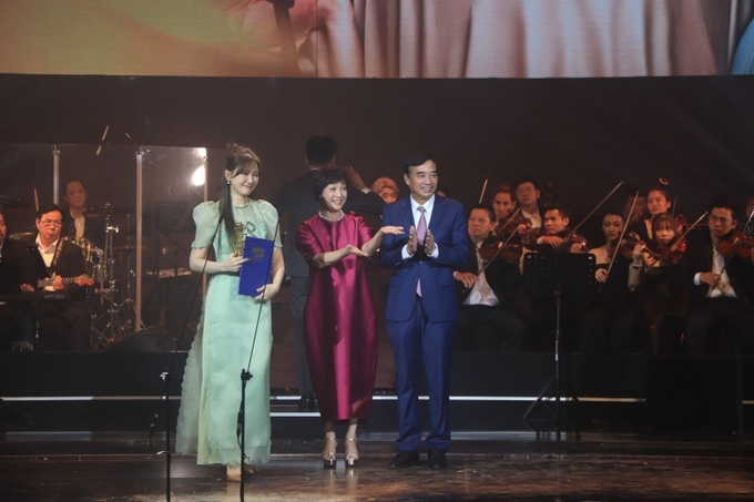 Chủ tịch UBND thành phố Lê Trung Chinh trao giải cho phim hay nhất của hạng mục phim Việt Nam.