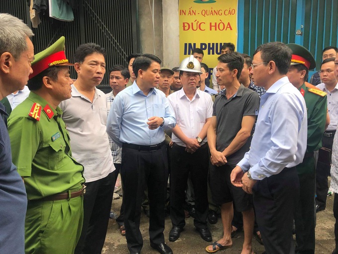 Hiện trường vụ cháy làm 8 người chết tại Hà Nội: Người mẹ gào khóc ngồi đợi nhận thi thể con trai - Ảnh 14. Hiện trường vụ cháy làm 8 người chết tại Hà Nội: Người mẹ gào khóc ngồi đợi nhận thi thể con trai - Ảnh 14.