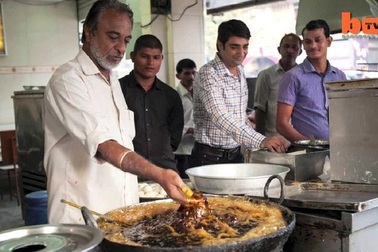 Đầu bếp Ấn Độ không hề hấn khi nhúng tay vào dầu sôi