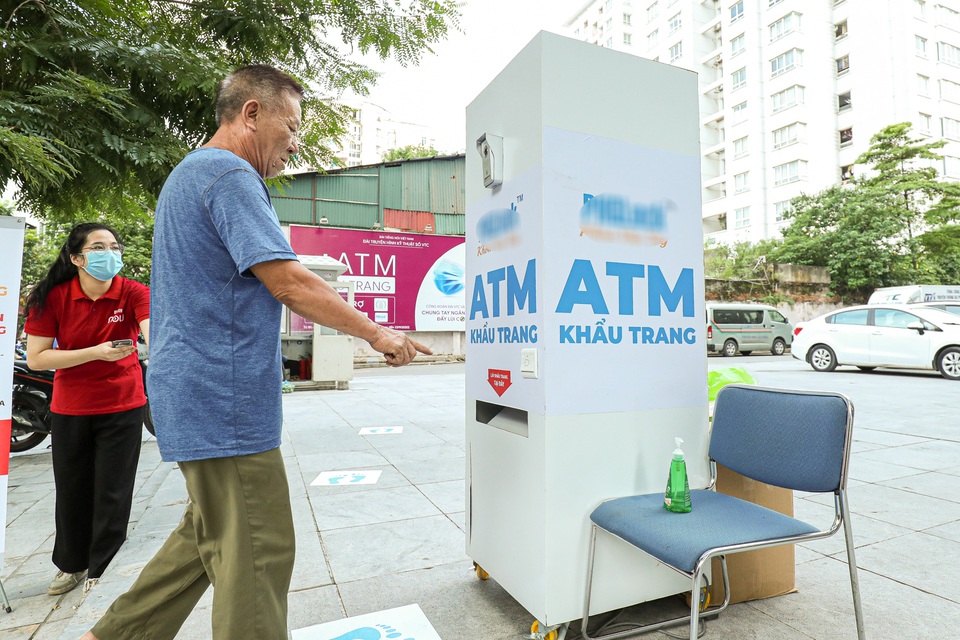 Sau ATM gạo, Hà Nội xuất hiện ATM khẩu trang đầu tiên - 11 Sau ATM gạo, Hà Nội xuất hiện ATM khẩu trang đầu tiên - 11