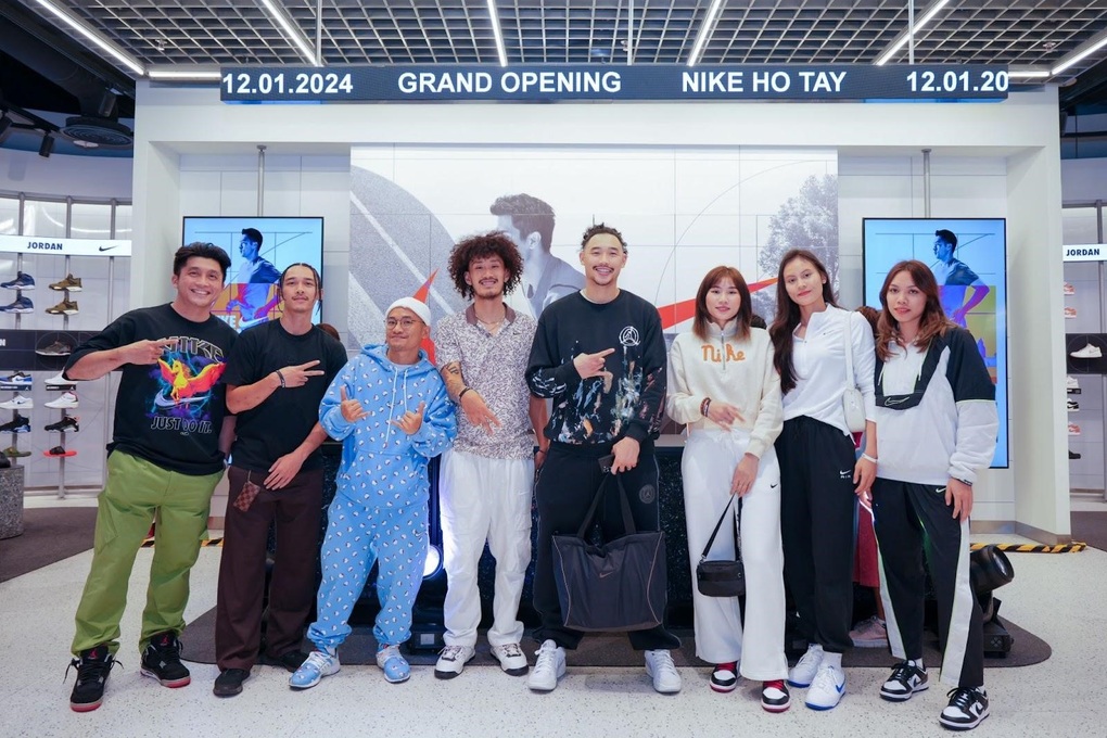 Nike thả khinh khí cầu 3D bay quanh Hà Nội nhân dịp khai trương cửa hàng - 4 Nike thả khinh khí cầu 3D bay quanh Hà Nội nhân dịp khai trương cửa hàng - 4